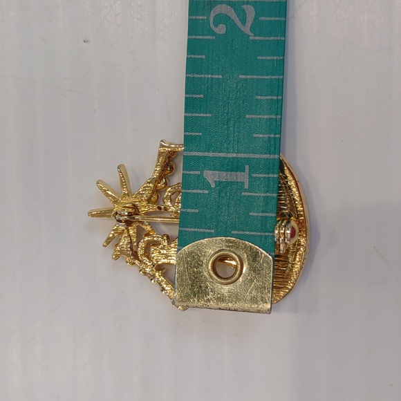 Nativity Goldtone Sparkling Red Green Crystal "Glory to The Newborn King" Pin - Picture 4 of 5